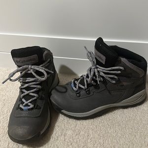 Women’s Size 6 Waterproof Columbia Hiking Boots, Grey